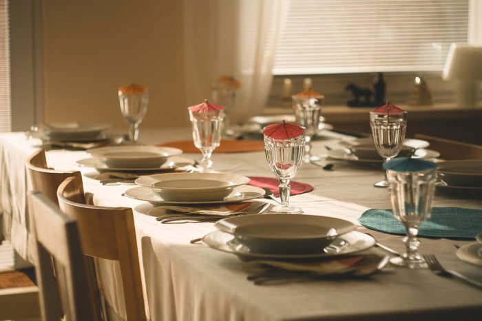 Como arrumar a mesa de jantar do jeito certo?